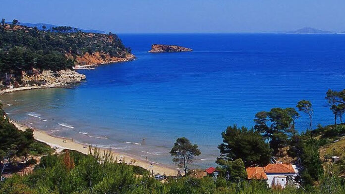 Αυτό είναι το ελληνικό νησί που «υμνεί» το National Geographic με φόντο το προσεχές καλοκαίρι